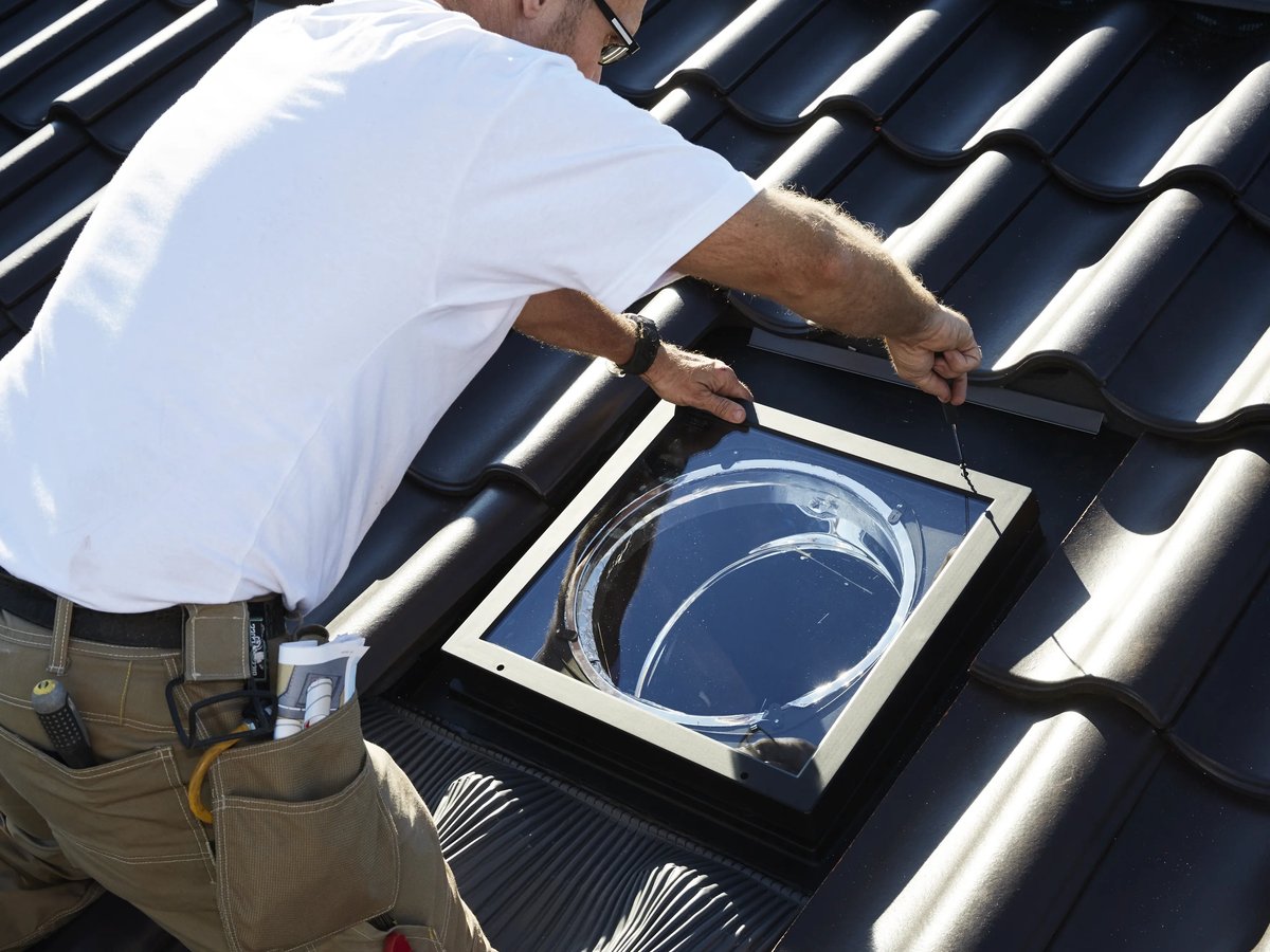 Instalador profesional montando una ventana VELUX