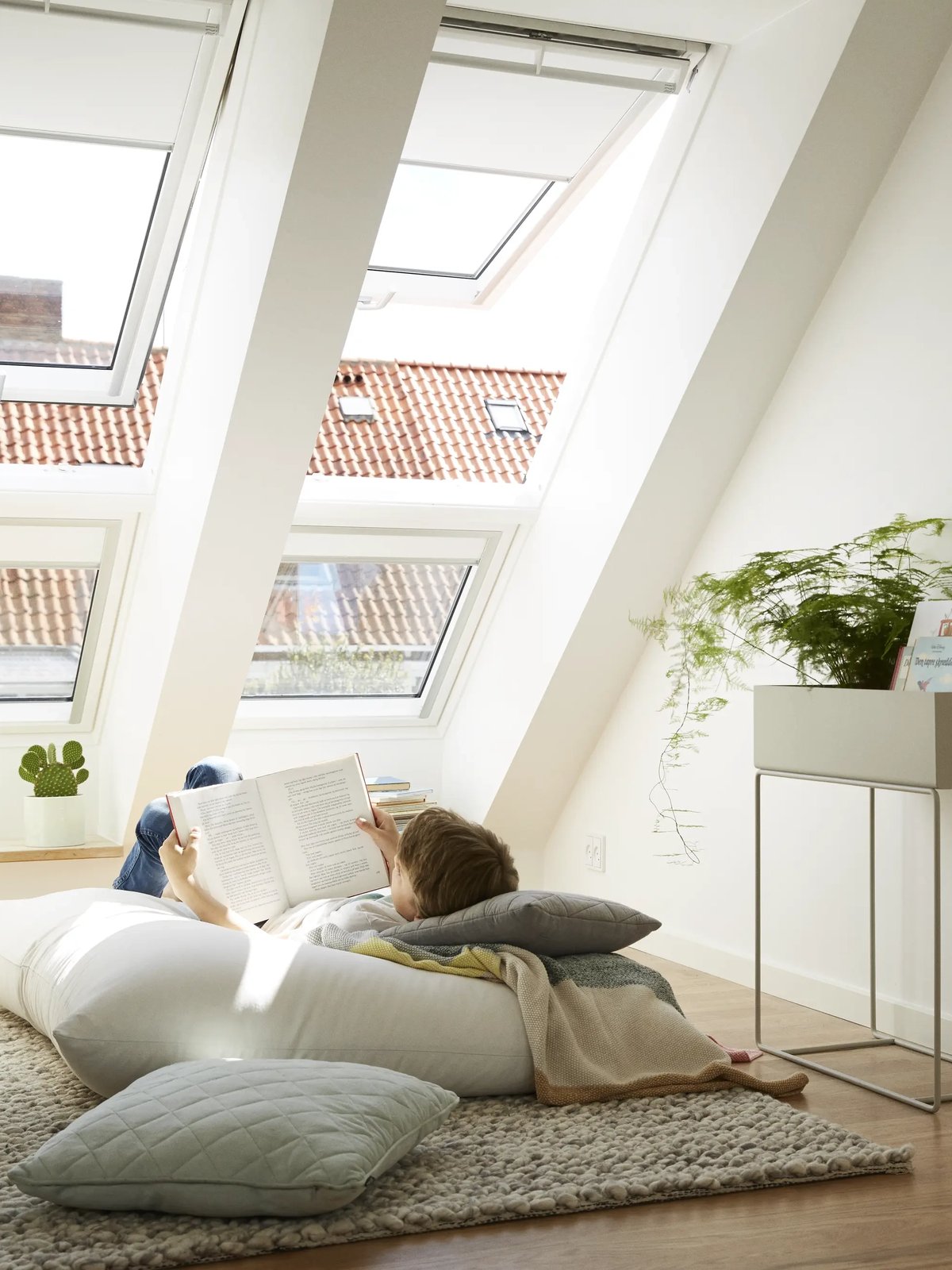 Salón abuhardillado con ventanas de tejado VELUX