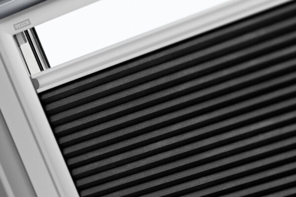 Cortina plisada de máximo aislamiento VELUX FHC con carriles laterales de aluminio