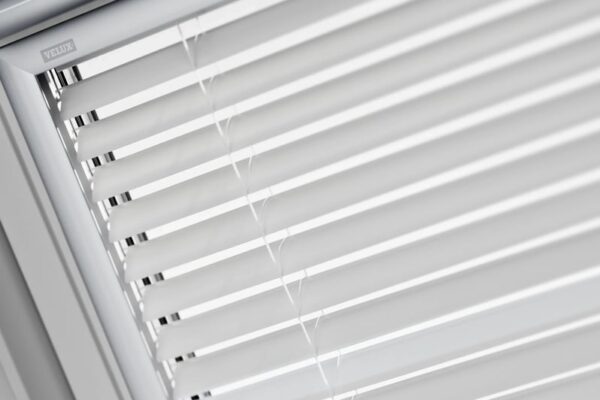 Cortina veneciana VELUX PAL con perfiles blancos