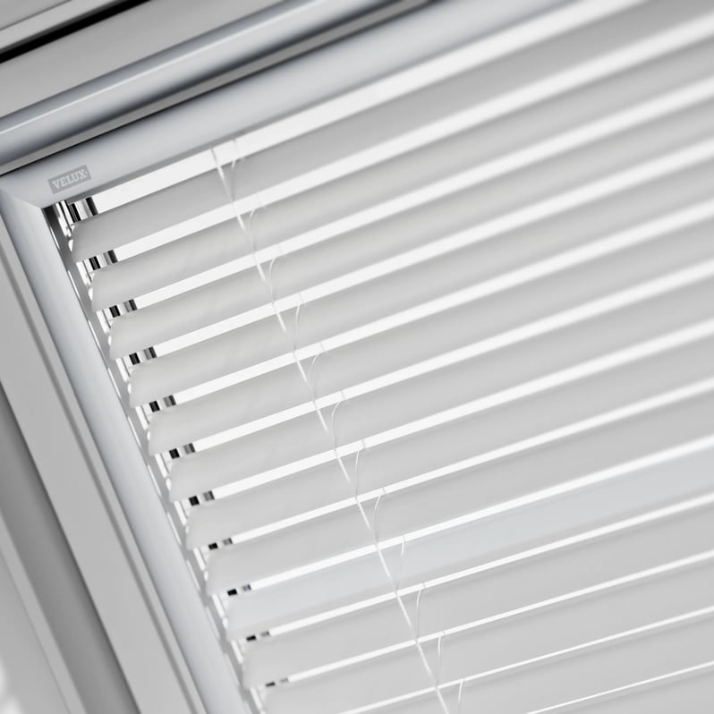 Cortina veneciana VELUX PAL con perfiles blancos